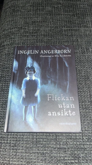 Flickan utan ansikte - En illustrerad minirysare om mystiska händelser i ett gammalt hus. Perfekt för dig som gillar spänning och kusliga berättelser! Passar unga läsare som vill ha kalla kårar och en bok som är svår att lägga ifrån sig.