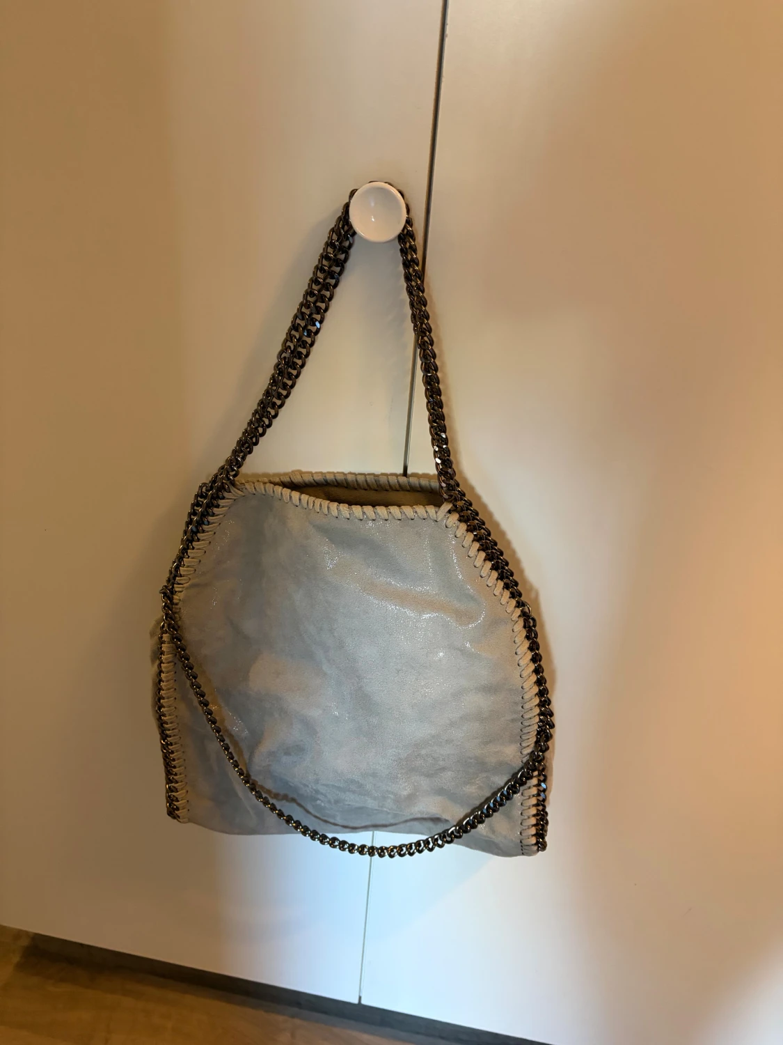 Grå axelväska med kedjedetaljer - 2