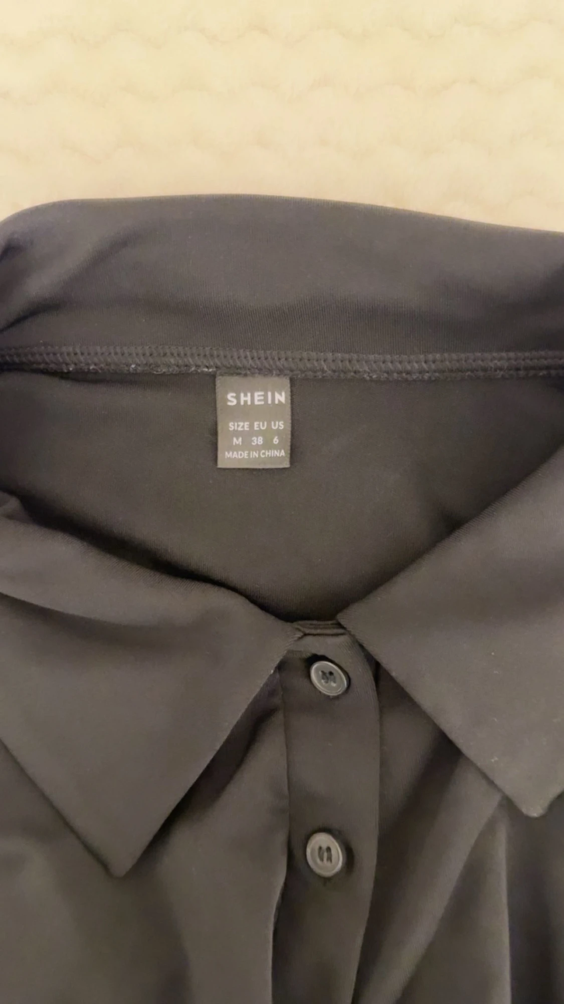Svart skjorta med rynk från SHEIN - 2