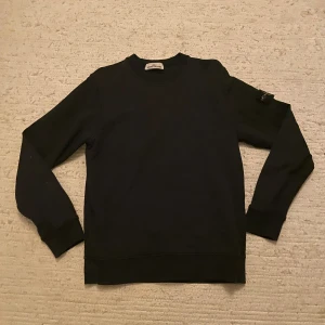 Svart sweatshirt från Stone Island - Säljer nu min svarta stone island tröja. Den är i fint skick utan några defekter. För mer frågor eller bilder är det bara att fråga!