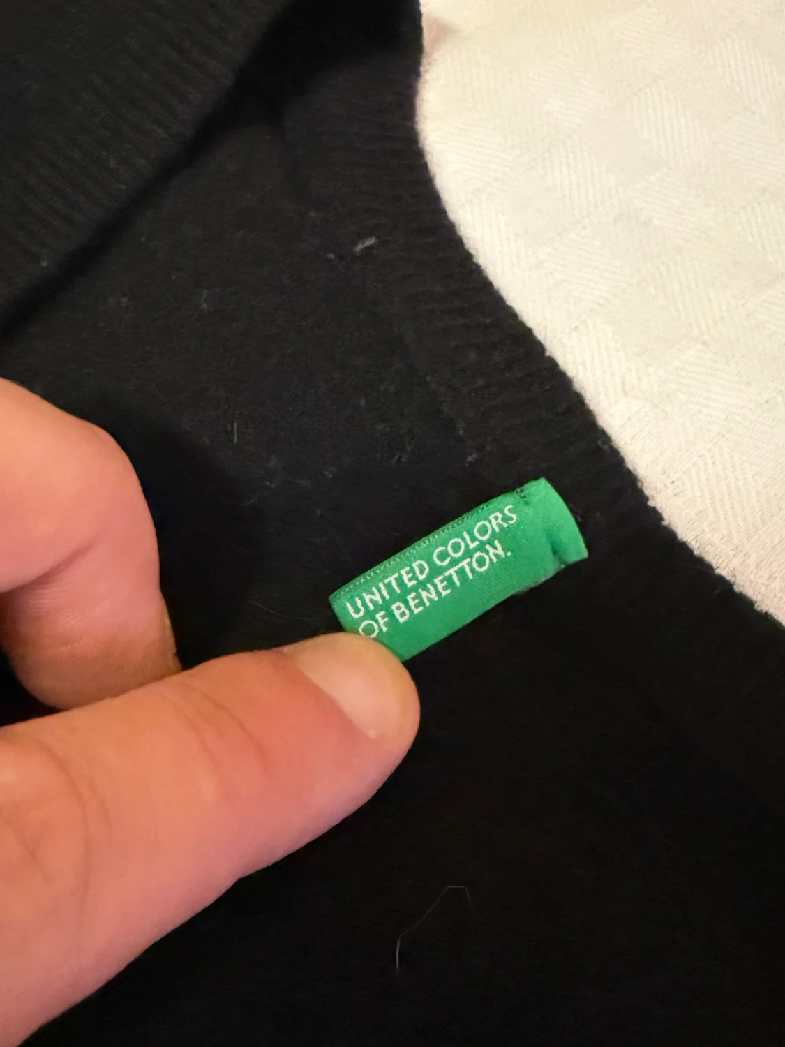 Svart v-ringad tröja från Benetton - 2