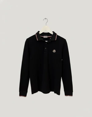 Svart långärmad pikétröja Moncler - Svart långärmad pikétröja från Moncler med klassisk krage och knappslå. Tröjan har diskret Moncler-logga på bröstet och snygga rödvita detaljer på krage och ärmslut. Perfekt för dig som gillar stilrena och sportiga plagg.