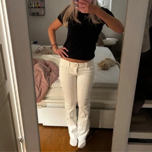Vita bootcut jeans  - Snygga vita bootcut jeans. Från Berskha i storlek M. Aldrig använda så fint skick!!! Lånade bilder då de är för stora för mig (men exakt samma modell som på bilderna)