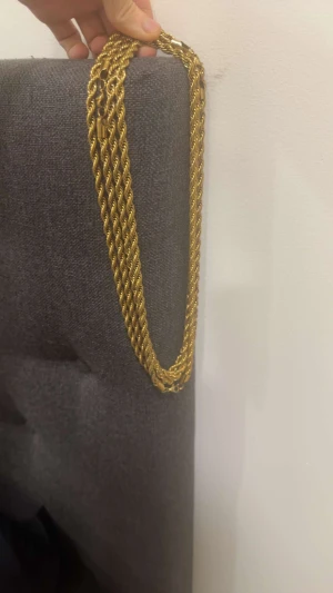 Guldpläterade Cordell halsband  - Säljer fyra snygga guldpläterade halsband med tvinnad kedja