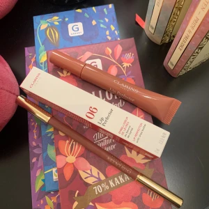 Clarins Lip Perfector & Estée Lauder läppenna - Oanvända) Säljer ett Clarins Lip Perfector i färgen 06 rosewood shimmer, samt en Estée Lauder läppenna i matchande nude-brun färg med gulddetaljer. Kvittot finns med (bara testat) este lauder såld