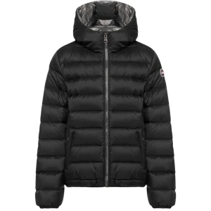 Svart pufferjacka med huva från Colmar - Svart pufferjacka från Colmar med stor huva och markerade horisontella sömmar. Jackan har dragkedja framtill, två sidofickor och en logotyp på vänster ärm. Perfekt för kalla dagar och har en clean, modern look.