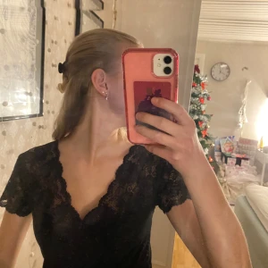 Svart spets tröja  - Svart spets tröja från Micromodal EGi.                               ( pris går att ändra)😇💕