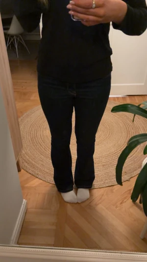 Mörkblå bootcut jeans - Jeans köpta på zara för ca 2 år sedan men har sällan använts så inga tecken på användning. Dem är midwaist, men om man gillar lowwaist går det jättebra att ha en längre tröja över (som på bilden). Pris går att diskutera, meddela för mer info.