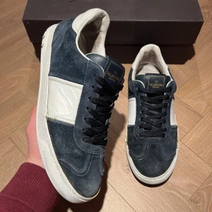 Valentino Flycrews Navy - Valentino Flycrews - Färg: Mörkblå - Skick: 7,5/10 - Defekter: Vänsta skosulan har en ihop limmad spricka - Tillbehör: Valentino Garavani bag - Nypris: 7499 kr - Hör av dig vid frågor. 