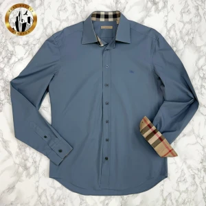 Burberry Skjorta M - Blå Burberry skjorta i storlek M i nästintill nyskick. Skjortan är självklart äkta. Är du osäker på äkthet hänvisar jag gärna till bra källor/guider. Tveka inte på att höra av dig för fler frågor eller vid minsta fundering! Skick: 9,5/10