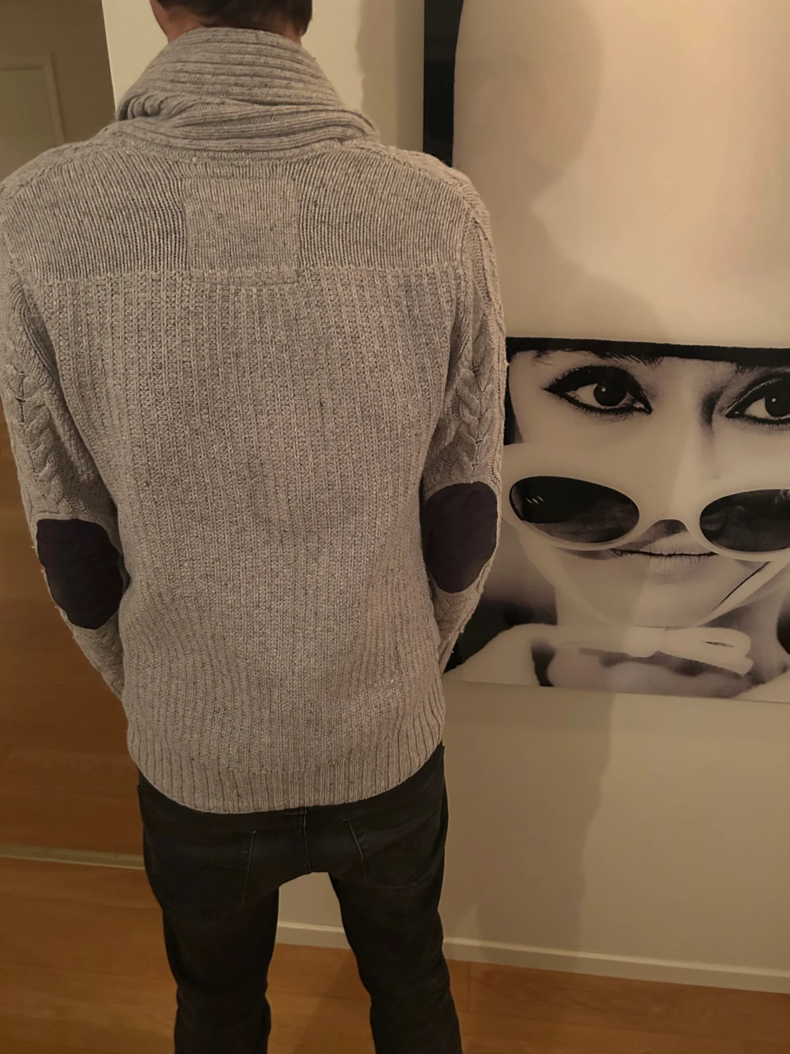 Grå stickad kofta med knappar - 1