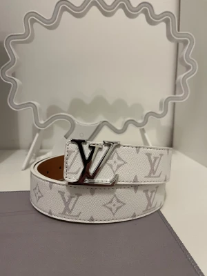 L V bälte - Oanvänd, Håltång inkluderas!