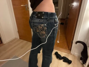 Blå Miss Me bootcut jeans med broderi - Intresse koll!! Funderar på att sälja mina (favorit) miss mes då de inte används lika mycket. Funderar på att antingen sälja eller klippa till shorts. Skicket är som perfekt FÖRUTOM det faktum att de har heelbite. Men som jag sa kan man absolut klippa as snygga shorts av de eller sy kjol. Börjar vid 700 så får vi se därifrån. 