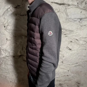 Moncler cardigan  - Sjukt snygg. Riktigt bra pris.😁riktigt snygg cardigan.