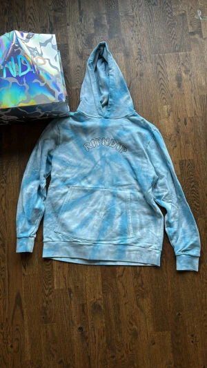 Ripndip  - Säljer min rheinstone ripndip hoodie pågrund av att den inte är min stil längre, den sitter riktigt snyggt men ett coolt tryck på ryggen. Kvitto och påse kommer med? Skriv om ni har några frågor☺️