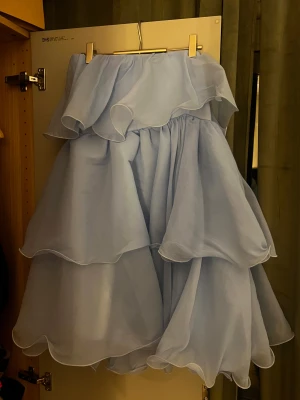 Ljusblå volangkjol med lager - Säljer en drömmig ljusblå långkjol med flera lager av volanger. 