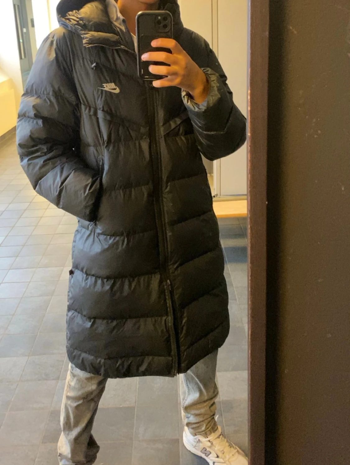 Svart lång pufferjacka från Nike