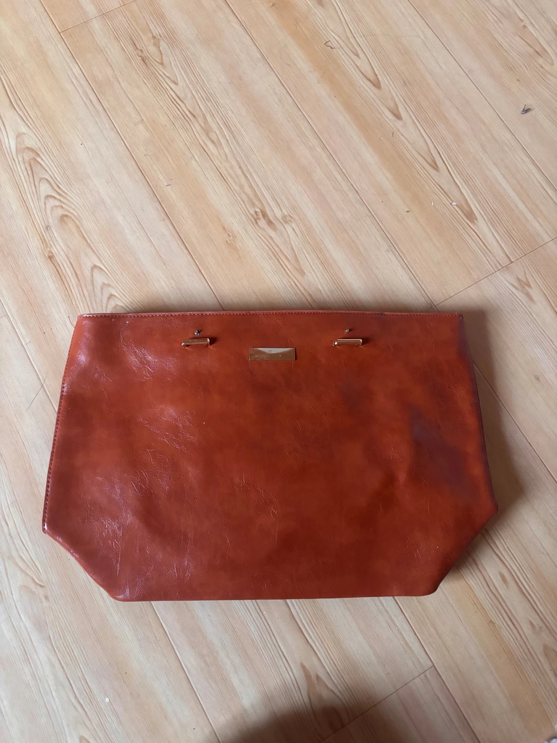 Brun axelväska i skinnimitation