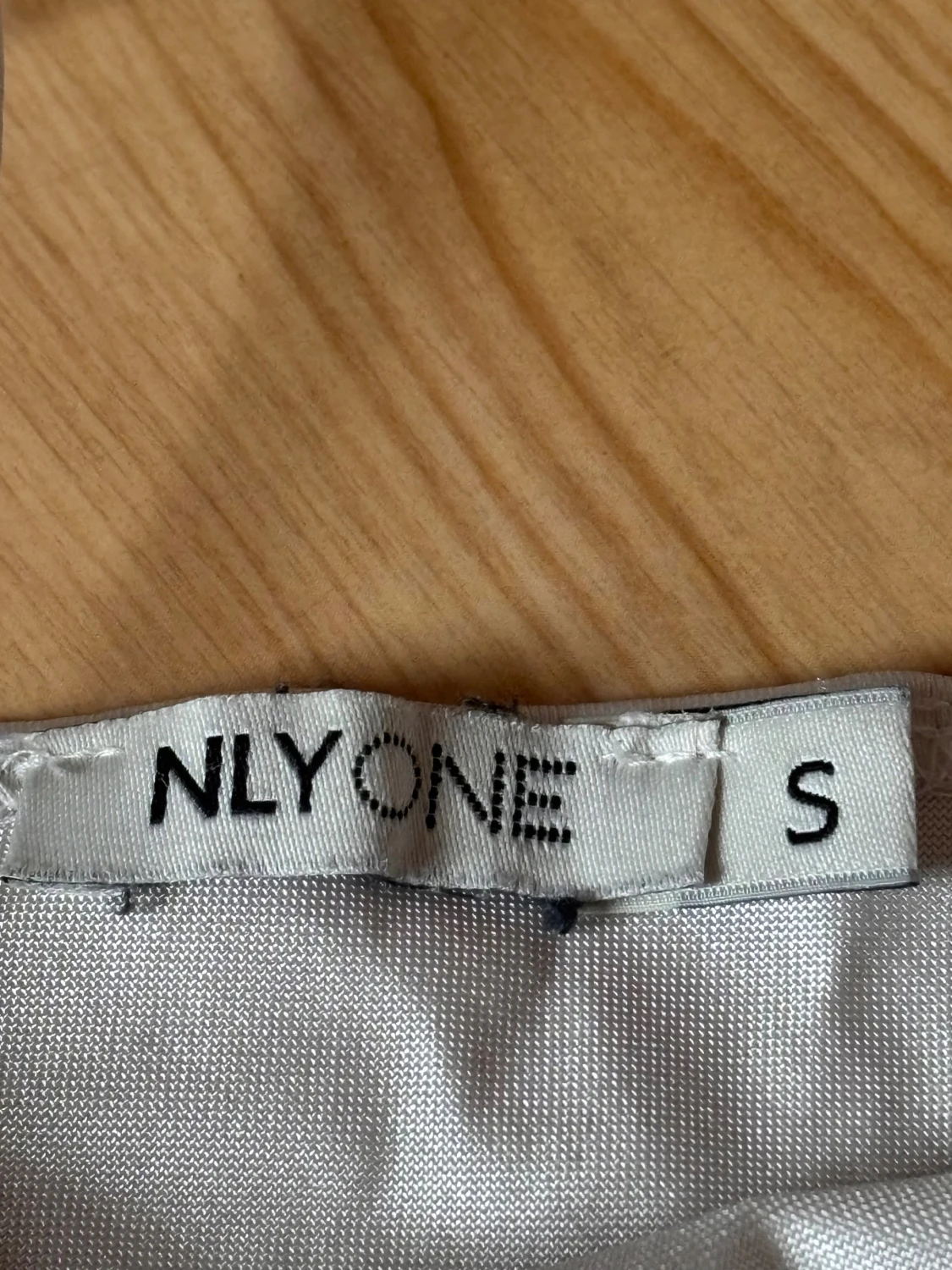 Champagnefärgad satin linnetopp NLY One - 1