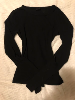 Svart långärmad tröja Gina Tricot XS - En svart, enkel och stilren långärmad tröja från Gina Tricot i storlek XS. Säljer för att den inte kommer till användning längre. 🖤