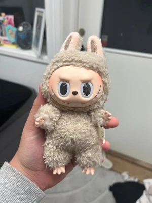 The Monsters Pop Mart Kasing Plush Figure - En labubu som är köpt från popmart i Tailand och är 100% riktig, men jag har inte kartongen till för när jag köpte den då öppnar jag den och då slängde jag kartongen direkt