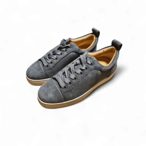 Ljusblå mocka sneakers från Louboutin - Snygga ljusblå sneakers från Christian Louboutin i mjuk mocka med klassisk rund tå och platt sula. Skorna har ljusblå snörning och en beige innersida. Yttersulan är vit med den ikoniska röda Louboutin-loggan. Perfekt för dig som gillar exklusiv streetstyle.