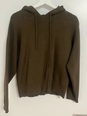 Zara stickad hoodie  - Jätte fin hoodie! Perfekt till vintern. Som ny 