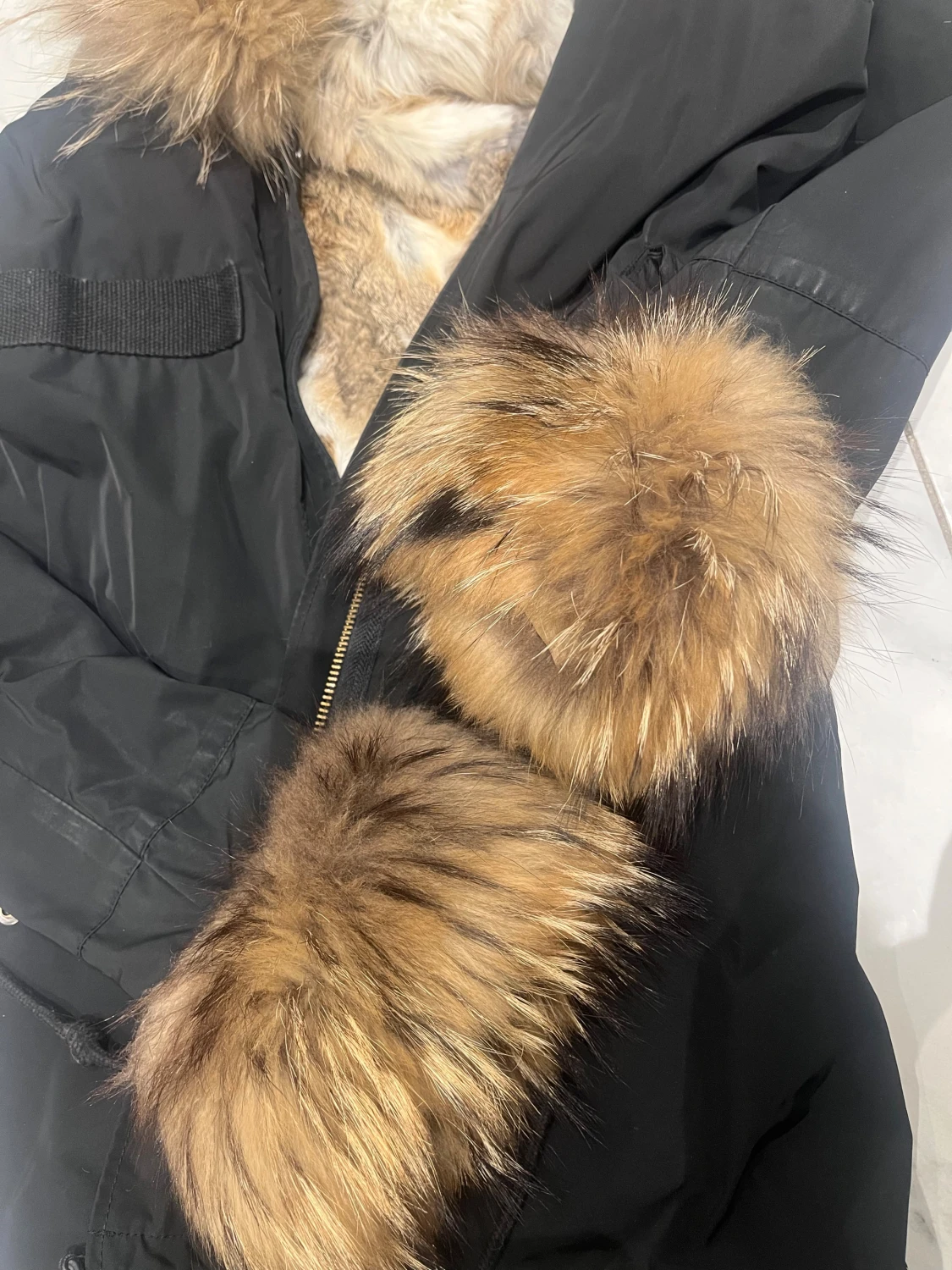 Svart parkas med pälsdetaljer - 5