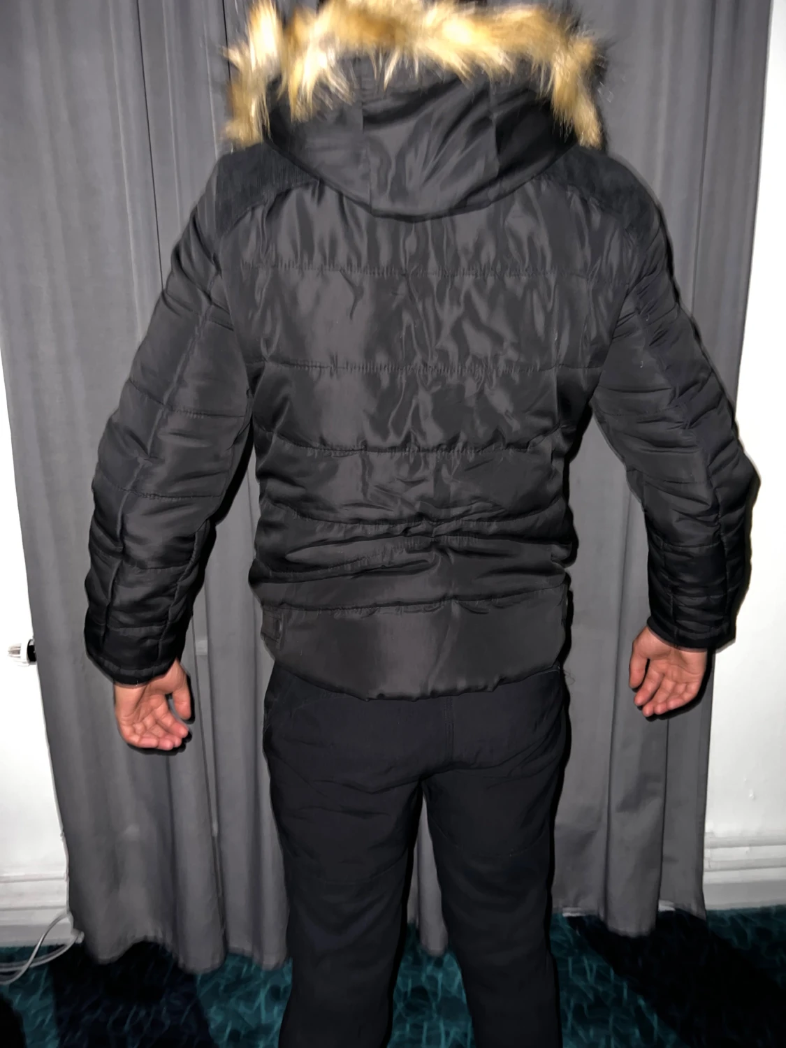 Svart pufferjacka med fuskpäls - 2