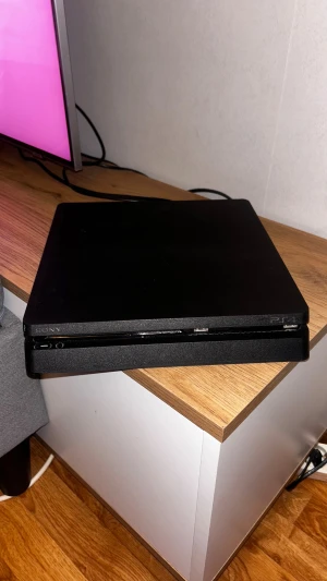 PlayStation 4 - Sony PlayStation 4 i svart. Konsolen är i gott skick med endast mindre ytliga repor, inga synliga större skador. Perfekt för gaming och streaming. HDMI-kabel ingår ej på bild dock så ingår 3st ps4 kontroller som funkar bra. Ps4 låten absolut ingenting och har inte svårt att köra spel som Fortnite, Minecraft och även mer.
