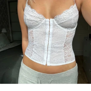 Corsett - Säljer nu den här jättefina corsett toppen 💕 perfekt för sena sommarkvällar eller fester 🌸Använd max 3 gånger så som ny! Köpt på NA-KD och finns ej att köpa längre, pris kan diskuteras💕(inga defekter)!