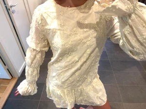 Gul klänning nakd - Säljer denna jättepopulära gula klänning från Nakd!!