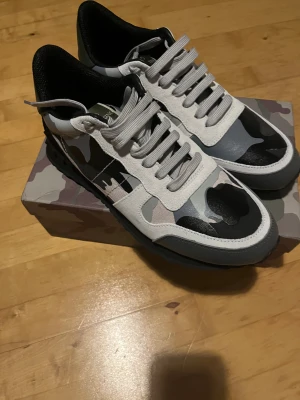 Valentino Rockrunner sneakers camo - Snygga Valentino Rockrunner sneakers med grå, svart och vit camouflage-mönster. Har används 3 gånger. Pris kan diskuteras