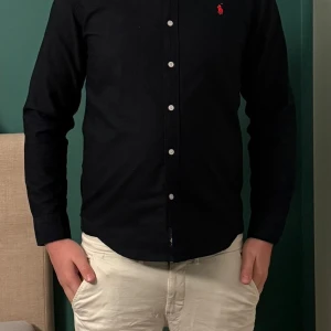 Ralph lauren skjorta - Tja, säljer min fina Ralph lauren skjorta i färgen mörkblå Strl L men passar även M                                                               Kanske en perfekt julklapp!  Skriv vid vilken som helst fundering eller fråga!  Priset är inte hugget i sten