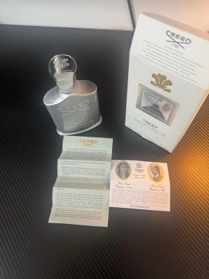 Creed Himalaya 100ml parfym - Exklusiv Creed Himalaya parfym, 100 ml. Tillverkad i Frankrike. Lyxig känsla och stilren design, perfekt för dig som vill sticka ut med något unikt. Kommer med originalförpackning och äkthetskort.