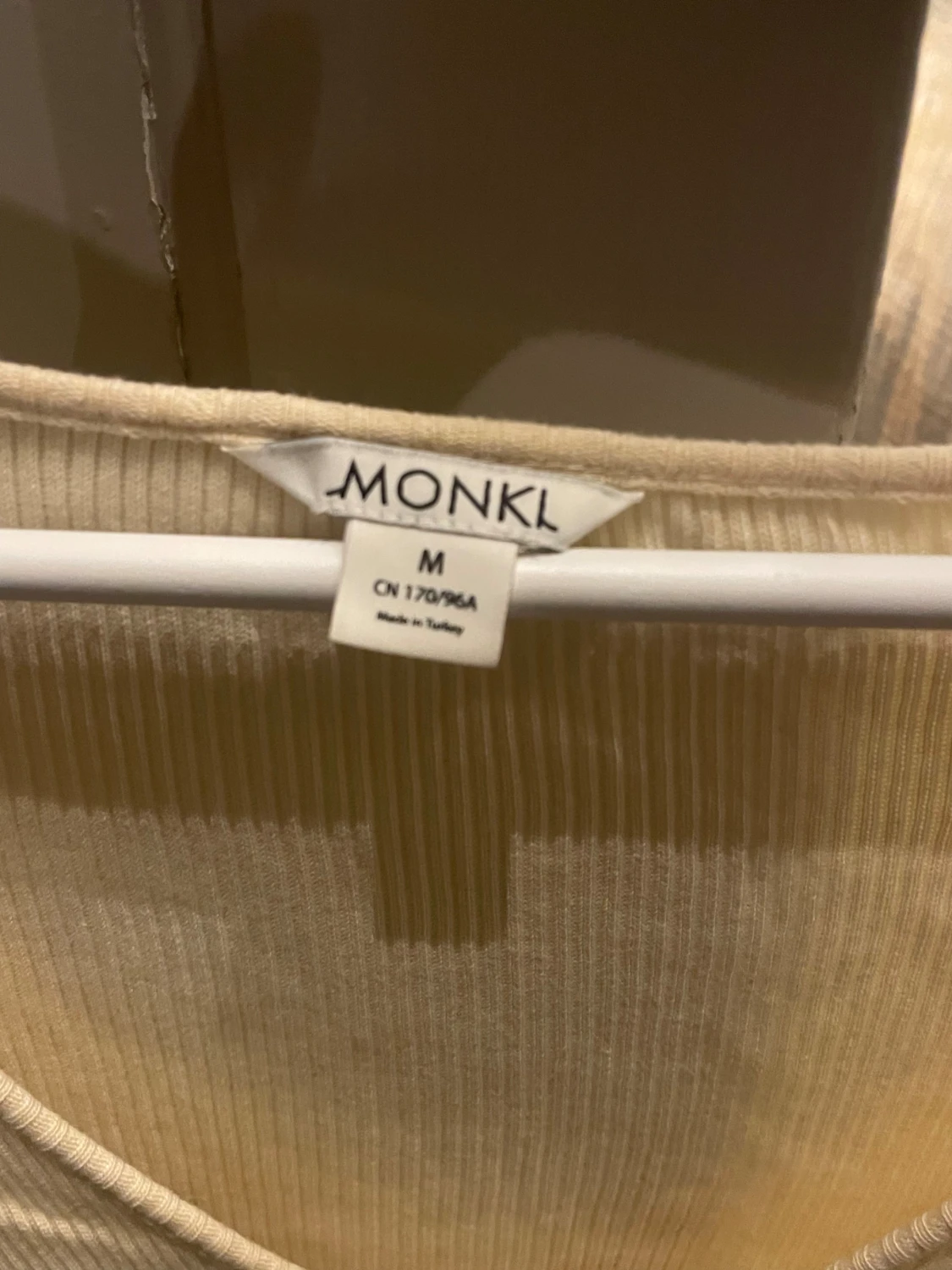 Beige ribbad topp från Monki - 1