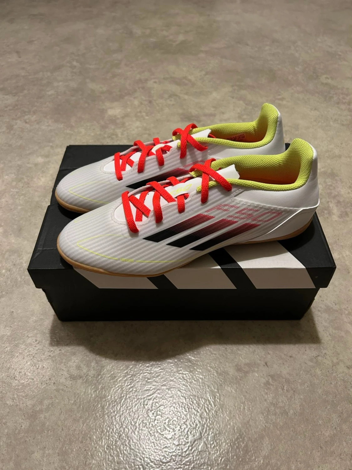 Adidas F50 vita fotbollsskor
