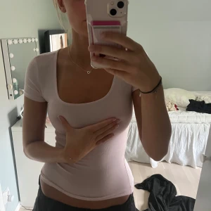 Tajt rosa topp - Säljer denna tajta topp med uringing, jätte fin rosa färg, den har dock ett litet hål på sidan som int är så märkvärdigt , håller för eftersom tröjan är ganska genomskinlig 💕