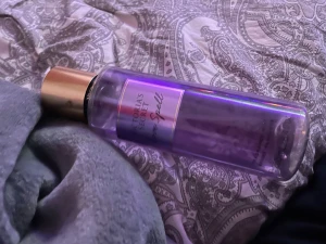 Victoria's Secret Love Spell mist - Populär body mist från Victoria's Secret med lila flaska och guldlock. Perfekt för dig som vill ha en fräsch och trendig doft i din samling. Volymen är 250 ml.