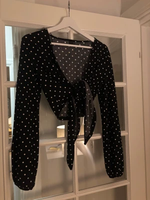 Svart prickig omlottblus med knyt - Jättesöt blus från Gina Tricot, storlek XS 