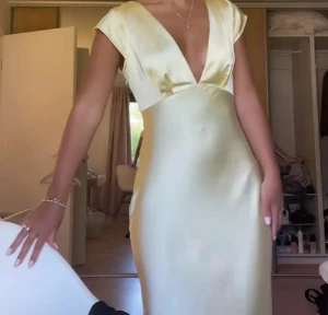 Ljusgul satinklänning  - Superfin satinklänning som passar perfekt till bal eller liknande! Oanvänd 🥰