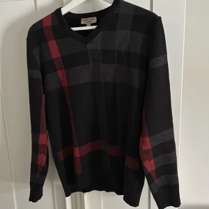 Burberry swearshirt - Tja säljer denna feta Burberry v neck. Inga defekter skick 9/10, hör av vid funderingar