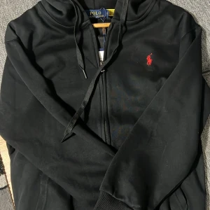 Svart och grå hoodie från Polo Ralph Lauren - Har köpt två Polo Ralph Lauren zip hoodies som är i fel storlek. Båda blir för 1000kr