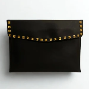 Datorfodral i skinnimitation med guldnitar - Black Friday! 🖤 Ta del av vårt erbjudande för endast 199 kr! NY PREMIUM KOLLEKTION🥂Ett stilrent datorfodral i skinn imitation tillverkad av veganskt läder. Datorfodralet är handgjort och egendesignat. Fodralet är tillverkat i ett vattentätt och skyddande material för att ge din dator ett säkert skydd mot stötar och fukt. Mått 34,5 x 25 cm och passar Chromebook och andra datorer i liknande storlek. Rymmer dator, anteckningsblock och laddare. Leverans 3-5 arbetsdagar! 📦