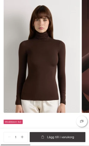 Brun polotröja med lång ärm - Slimmad brun polotröja med lång ärm och hög krage. Tröjan har en enkel och stilren design utan synliga detaljer eller mönster, perfekt att styla lager på lager. Materialet ser mjukt och stretchigt ut för en skön passform.