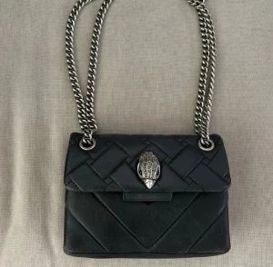 Kurt Geiger väska🤍 - Säljer min älskade kurt geiger väska då den inte riktigt kommer till användning längr🩷 väldigt fint skick