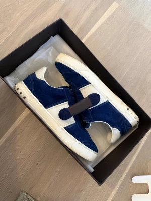 Valentino flycrew - Ett par sjuka valentino flycrew!! | Riktigt bra skick! | endast 1 nit på varje ska har lossnat, se bild 5, 6 | färgen är den mest eftertraktade!🙌