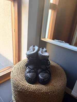 Superfina unika inuikii - Unika inuikii i grå med svart sula och snörning. Utsidan är insidan med suepergossig päls. Nypris 4800kr. Skriv gärna för frågor!!❤️❤️❤️