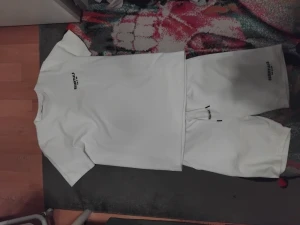 Essentials SET Fear of God - Essentials SET från Essentials Fear of God med svart logga tryckt på bröstet och ryggen. Klassisk passform med rund hals och korta ärmar. Perfekt basic-plagg för en clean och stilren look. Och shortsen är perfekta.