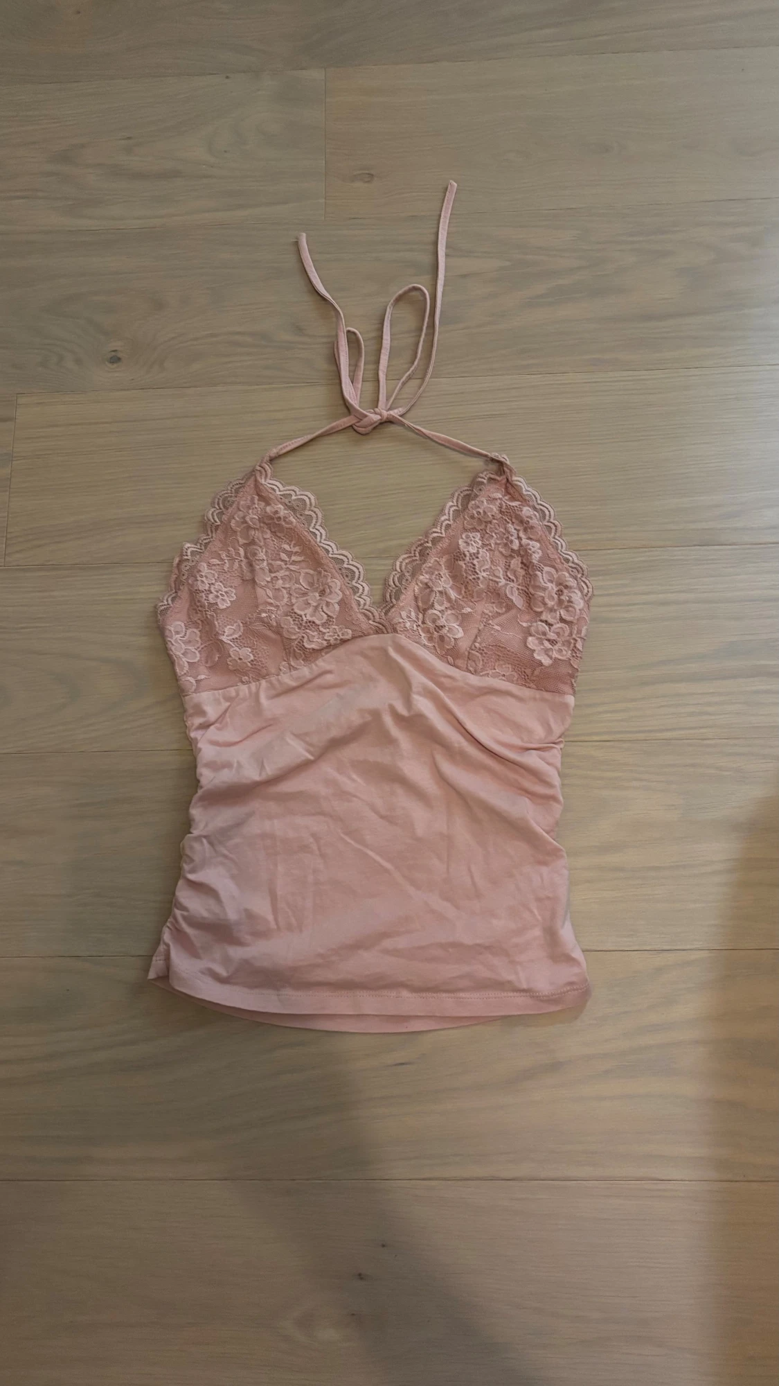 Rosa spetsdetaljerad linnetopp